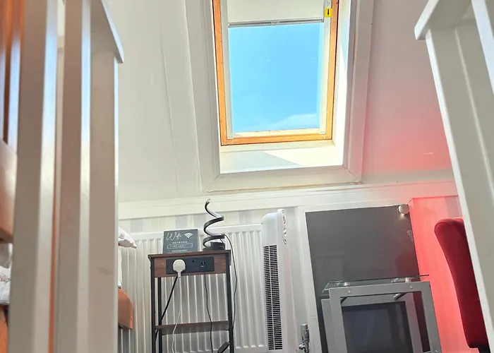 Luton Lodge - Newly Refurbished, Ideal For Short Stay , 5 Mints To Luton Airport , Train Station, Town Centre , Free Off Street Parking